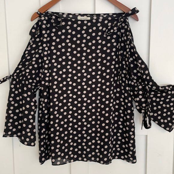 Max Studio- Open shoulder, 3/4 length top. - Picture 1 of 2